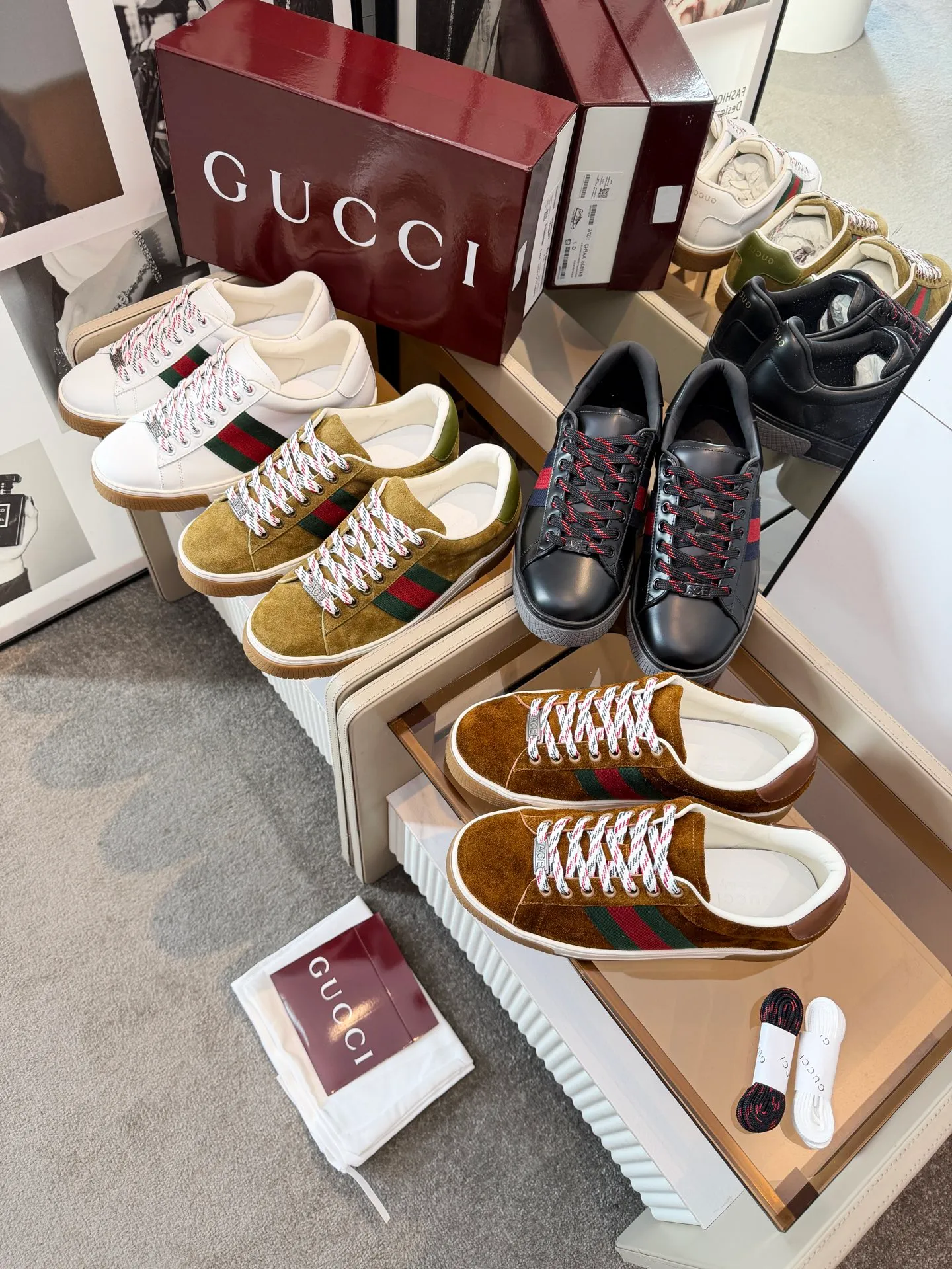 [G Home] P: 580💰 Men's model, Sizs: 39-44 (customized at 45) GUCCI classic design, casual elements, catwalk model. This pair of top-quality GUCCI shoes, with pure white as the main tone, shows elegance. The iconic red and green webbing embellishment instantly demonstrates the brand's charm and trendy attitude without the need for too many words. The upper material is delicate and feels comfortable, making every step feel like walking on the clouds. Exquisite details, such as shiny decorations and unique metal buckles on the shoes, add highlights to the overall look, giving off a unique brilliance inadvertently. Whether paired with casual jeans for a casual look or paired with a simple dress for a gentle and romantic look, it can be easily worn and becomes a versatile item in your wardrobe. Choose it and embark on a journey that combines style and comfort, making every trip a fashion show.